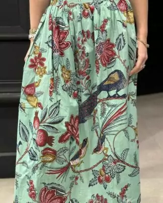 Jupe longue Amaya Micasasté pour femme, verte avec imprimés floraux et oiseaux colorés.