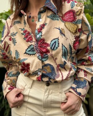 Chemise Kiara Micasasté pour femme, beige avec motifs floraux rouges, verts et bleus.