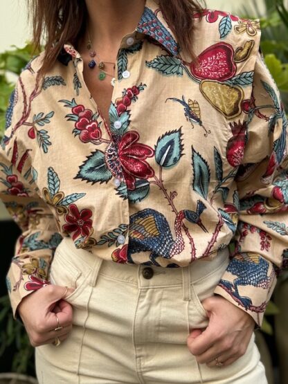 Chemise Kiara Micasasté pour femme, beige avec motifs floraux rouges, verts et bleus.