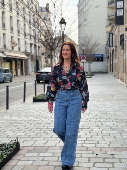 Chemise Samira Micasasté pour femme, noire avec motifs floraux rouges, verts et jaunes.