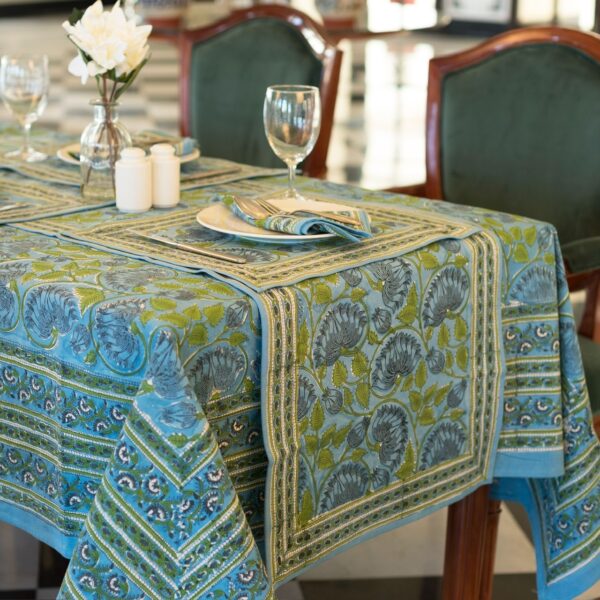 Nappe Indigo Blue en coton, imprimée à la main, avec motifs floraux bleu et vert. Idéale pour une décoration élégante et raffinée.