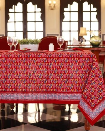 Nappe Maharaja Feast rouge avec des motifs floraux abstraits en nuances de bleu et de jaune, évoquant une ambiance festive et luxueuse.