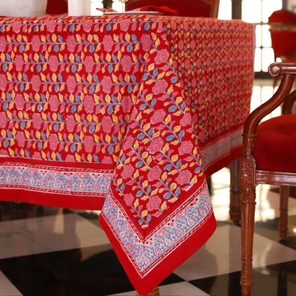 Nappe Maharaja Feast rouge avec des motifs floraux abstraits en nuances de bleu et de jaune, évoquant une ambiance festive et luxueuse.