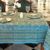 Nappe Indigo Blue en coton, imprimée à la main, avec motifs floraux bleu et vert. Idéale pour une décoration élégante et raffinée.