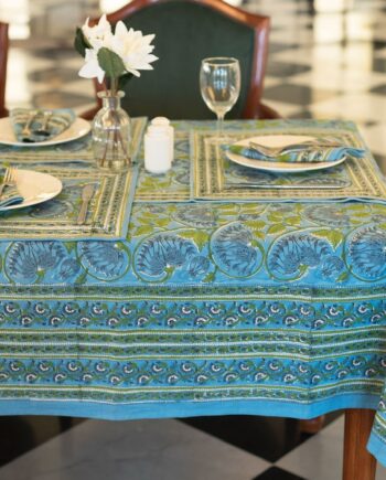 Nappe Indigo Blue en coton, imprimée à la main, avec motifs floraux bleu et vert. Idéale pour une décoration élégante et raffinée.