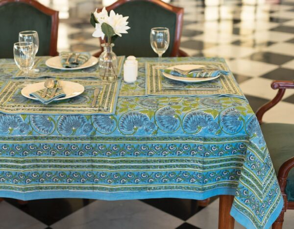 Nappe Indigo Blue en coton, imprimée à la main, avec motifs floraux bleu et vert. Idéale pour une décoration élégante et raffinée.