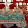 Nappe Jaipur Garden verte avec des motifs floraux complexes rouges, jaunes et blancs, évoquant les jardins verdoyants et l'artisanat raffiné de Jaipur.