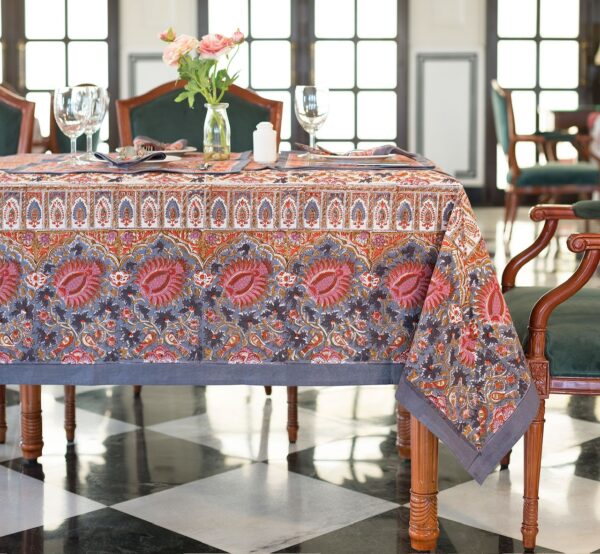 Nappe Delhi Floral en coton avec motifs floraux rouges, bleus et crème, imprimée à la main selon la technique du block print. Une touche d’élégance et de raffinement pour une table sophistiquée.