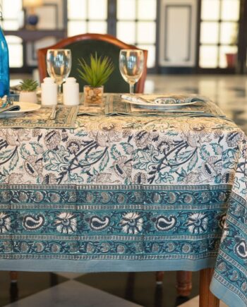 Nappe Kerala Dream en coton, imprimée à la main avec des motifs floraux en bleu et vert, posée sur une table élégamment dressée.