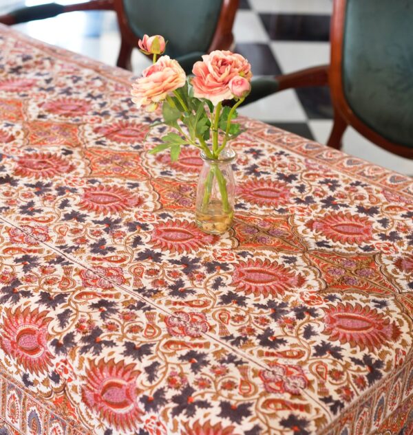 Nappe Delhi Floral en coton avec motifs floraux rouges, bleus et crème, imprimée à la main selon la technique du block print. Une touche d’élégance et de raffinement pour une table sophistiquée.