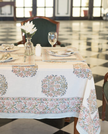 Nappe Vanya - Imprimé fleurit rose, vert et bleu. Taille 150 x 230