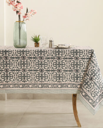 Nappe Tarini, modèle bleu nuit avec des imprimés indiens blanc entourés de bordeaux. Taille : 150 x 230