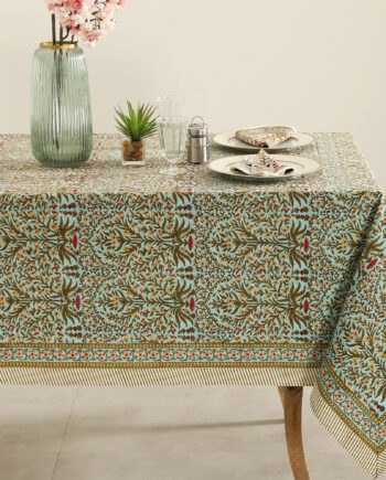 Nappe Neelima, imprimé bleu fleurit avec des touches de rose / kaki. Tailles : 150 x 230 | 180 x 280
