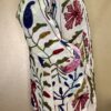 Côté du Manteau Long Meera - Khanta Suzani - Modèle Camille - Manteau de couleur blanc cassé, kaki, rouge et bleu marine fleurit
