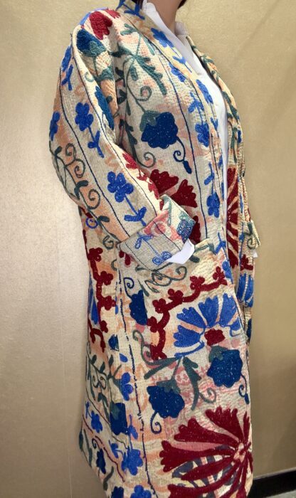 Côté du Manteau Long Rahda - Khanta Suzani - Modèle Camille - Manteau de couleur jaune avec des touches de bleu et de rouge fleurit