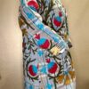 Côté Manteau Long Sitara - Khanta Suzani - Modèle Camille - Manteau de couleur bleu avec des teintes de rouge, kaki et de jaune doré fleurit