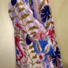 Côté Manteau Long Kavita - Khanta Suzani - Modèle Camille - Manteau de couleur violet avec des teintes de rouge, bleu marine, vert et kaki fleurit