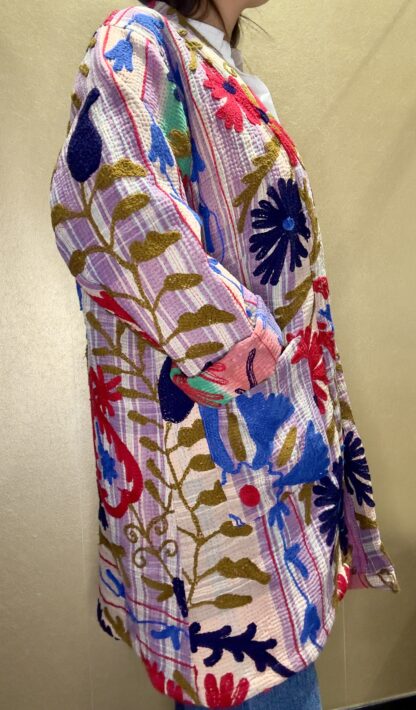 Côté Manteau Long Kavita - Khanta Suzani - Modèle Camille - Manteau de couleur violet avec des teintes de rouge, bleu marine, vert et kaki fleurit