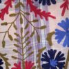 Détail du Manteau Long Kavita - Khanta Suzani - Modèle Camille - Manteau de couleur violet avec des teintes de rouge, bleu marine, vert et kaki fleurit