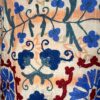 Détail du Manteau Long Rahda - Khanta Suzani - Modèle Camille - Manteau de couleur jaune avec des touches de bleu et de rouge fleurit
