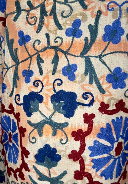 Détail du Manteau Long Rahda - Khanta Suzani - Modèle Camille - Manteau de couleur jaune avec des touches de bleu et de rouge fleurit