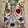 Dos du Manteau Long Meera - Khanta Suzani - Modèle Camille - Manteau de couleur blanc cassé, kaki, rouge et bleu marine fleurit