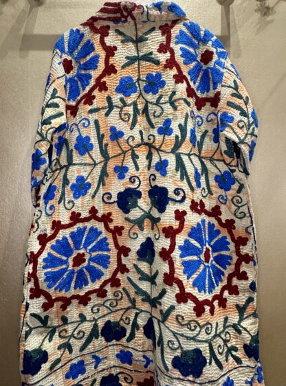 Dos du Manteau Long Rahda - Khanta Suzani - Modèle Camille - Manteau de couleur jaune avec des touches de bleu et de rouge fleurit