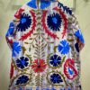 Dos du Manteau Long Kavita - Khanta Suzani - Modèle Camille - Manteau de couleur violet avec des teintes de rouge, bleu marine, vert et kaki fleurit