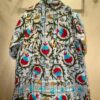 Dos du Manteau Long Sitara - Khanta Suzani - Modèle Camille - Manteau de couleur bleu avec des teintes de rouge, kaki et de jaune doré fleurit
