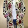 Manteau Long Meera - Khanta Suzani - Modèle Camille - Manteau de couleur blanc cassé, kaki, rouge et bleu marine fleurit