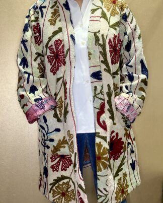 Manteau Long Meera - Khanta Suzani - Modèle Camille - Manteau de couleur blanc cassé, kaki, rouge et bleu marine fleurit