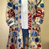 Manteau Long Rahda - Khanta Suzani - Modèle Camille - Manteau de couleur jaune avec des touches de bleu et de rouge fleurit