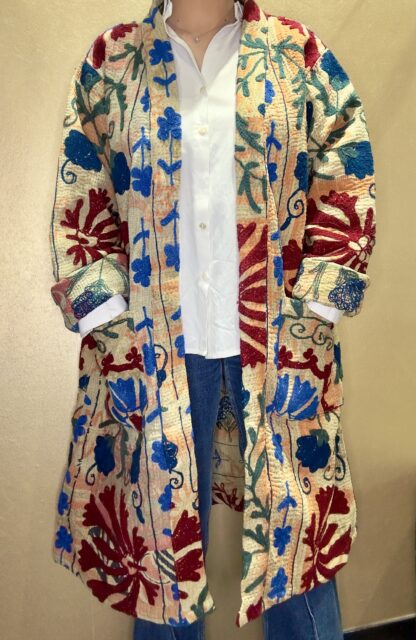 Manteau Long Rahda - Khanta Suzani - Modèle Camille - Manteau de couleur jaune avec des touches de bleu et de rouge fleurit