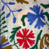 Détail Manteau Long Ila - Khanta Suzani - Modèle Camille - Manteau de couleur bleu, vert et rouge fleurit