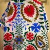 Dos Manteau Long Ila - Khanta Suzani - Modèle Camille - Manteau de couleur bleu, vert et rouge fleurit