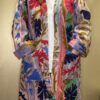 Manteau Long Kavita - Khanta Suzani - Modèle Camille - Manteau de couleur violet avec des teintes de rouge, bleu marine, vert et kaki fleurit