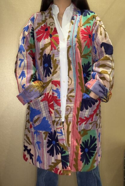 Manteau Long Kavita - Khanta Suzani - Modèle Camille - Manteau de couleur violet avec des teintes de rouge, bleu marine, vert et kaki fleurit