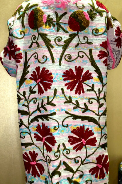 Dos du Manteau Long Diya - Khanta Suzani - Modèle Camille - Manteau de couleur rose, fleurit