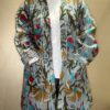 Manteau Long Sitara - Khanta Suzani - Modèle Camille - Manteau de couleur bleu avec des teintes de rouge, kaki et de jaune doré fleurit