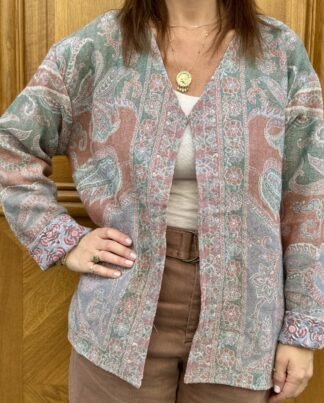 Veste Neela - en Laine - Veste Longue Col V - Modèle Mannequin Stéphanie