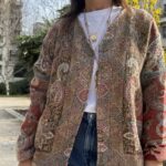 Veste Cachemire Longue Col V porté par le modèle Stéphanie. Modèle de la veste : rouge ocre