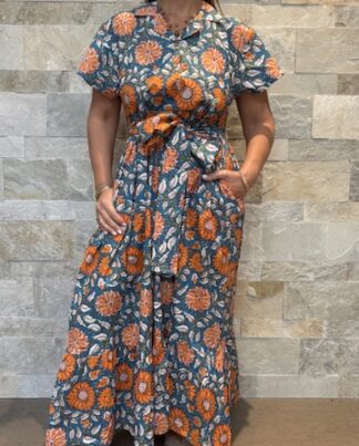 Robe Longue Kavya - aux manches courtes. Style chemise. Couleur Bleu Tournesol