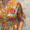 Robe Leela - Longue aux manches 3/4. Boutonnée jusqu'au dessus du nombril. Couleur jaune moutarde 3