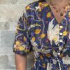 Robe Leela - Longue aux manches 3/4. Boutonnée jusqu'au dessus du nombril. Couleur bleu nuit 2