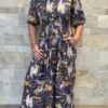 Robe Leela - Longue aux manches 3/4. Boutonnée jusqu'au dessus du nombril. Couleur bleu nuit