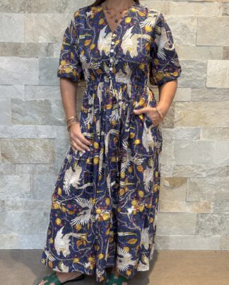 Robe Leela - Longue aux manches 3/4. Boutonnée jusqu'au dessus du nombril. Couleur bleu nuit