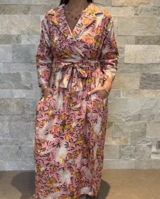 Robe Longue Portefeuille Amara - aux manches longues. Couleur Rose Poudré