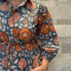 Robe Longue Padma - aux manches longues smockée. Couleur Bleu Tournesol 4