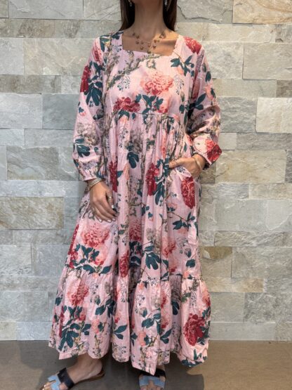 Robe Longue Tara - aux manches longues. Col Bateau. Couleur Rose