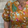 Robe Leela - Longue aux manches 3/4. Boutonnée jusqu'au dessus du nombril. Couleur jaune moutarde 2